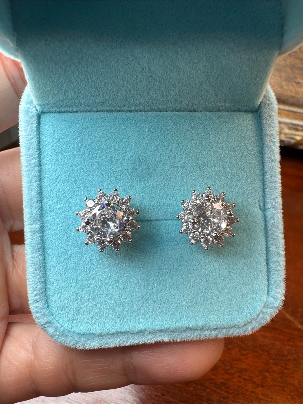 3256-Swarovski Crystal Element post earrings,velvet‎ box included